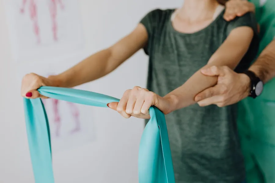 Esercizi con elastico per la spalla dolorante guidati da un fisioterapista