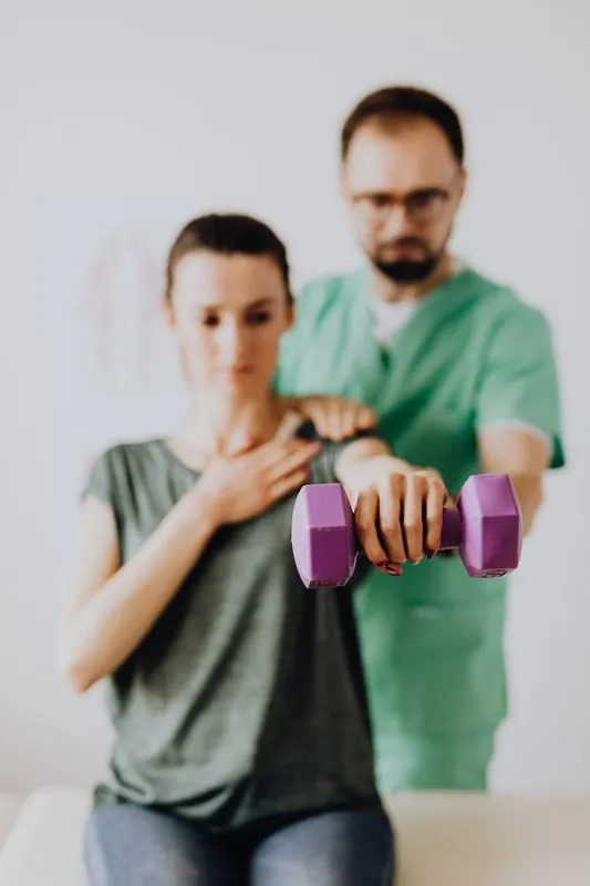 Differenza tra Osteopatia e Fisioterapia: quando scegliere l'una o l'altra