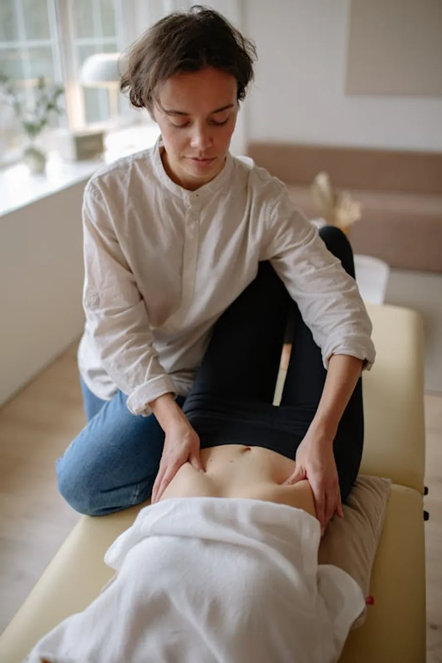 Trattamento osteopatico viscerale — massaggio addominale terapeutico